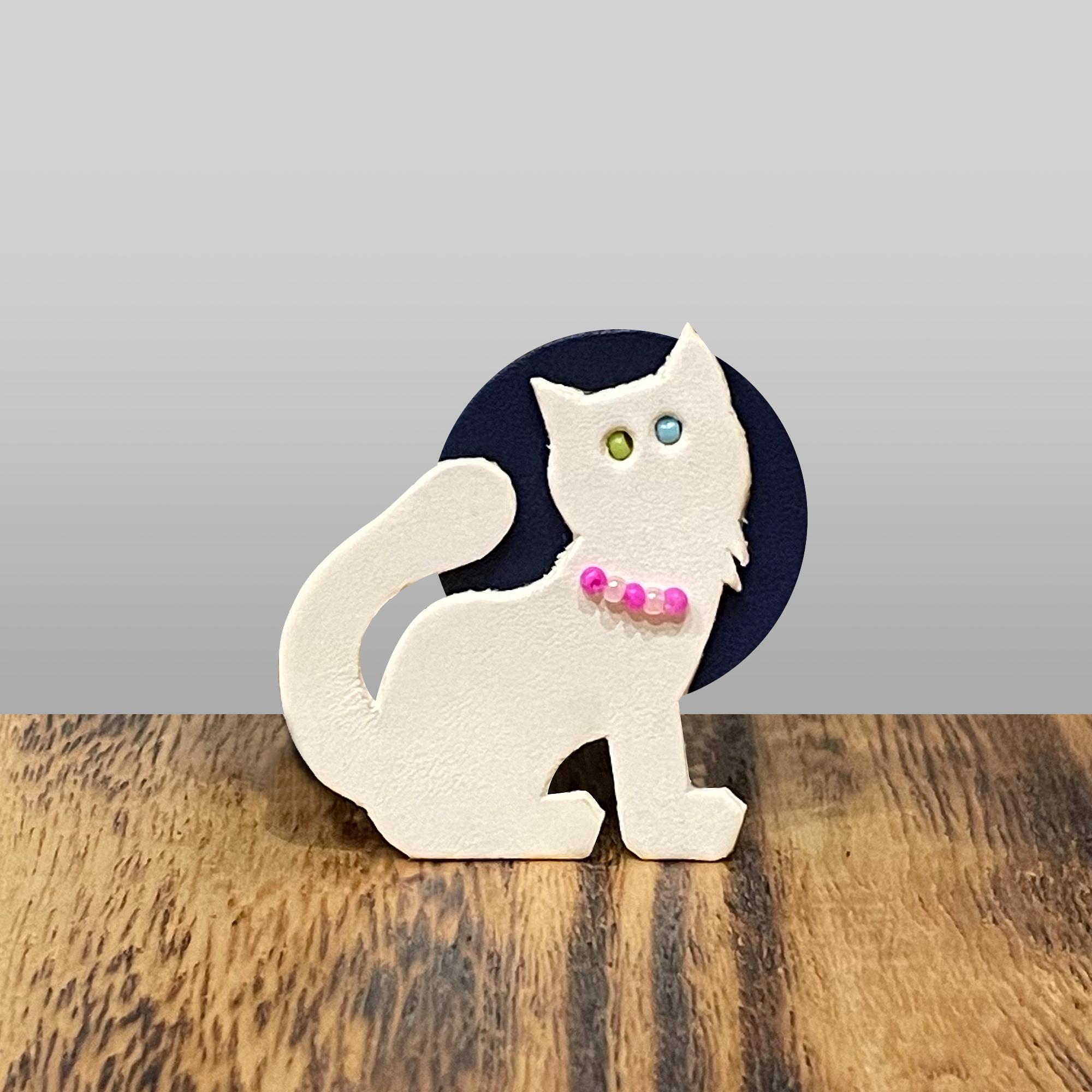 ブローチ【猫と月】ホワイト 白猫 猫グッズ1枚目の画像
