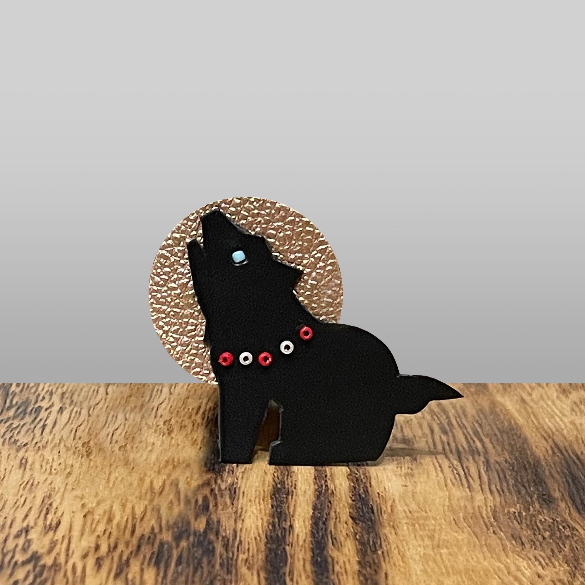 ブローチ【犬と月】ブラック 黒犬 ウルフ 犬グッズ1枚目の画像